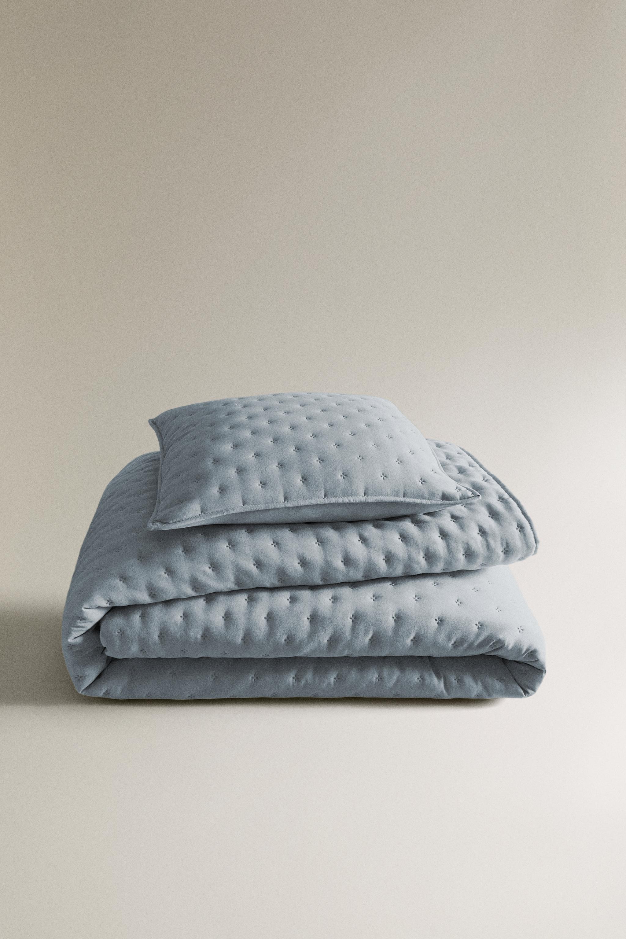 QUILTED QUILT WITH DOTS